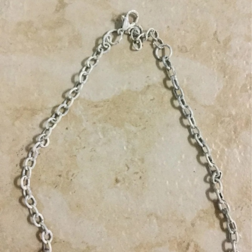 White Floral Necklace - Picture 3 of 3